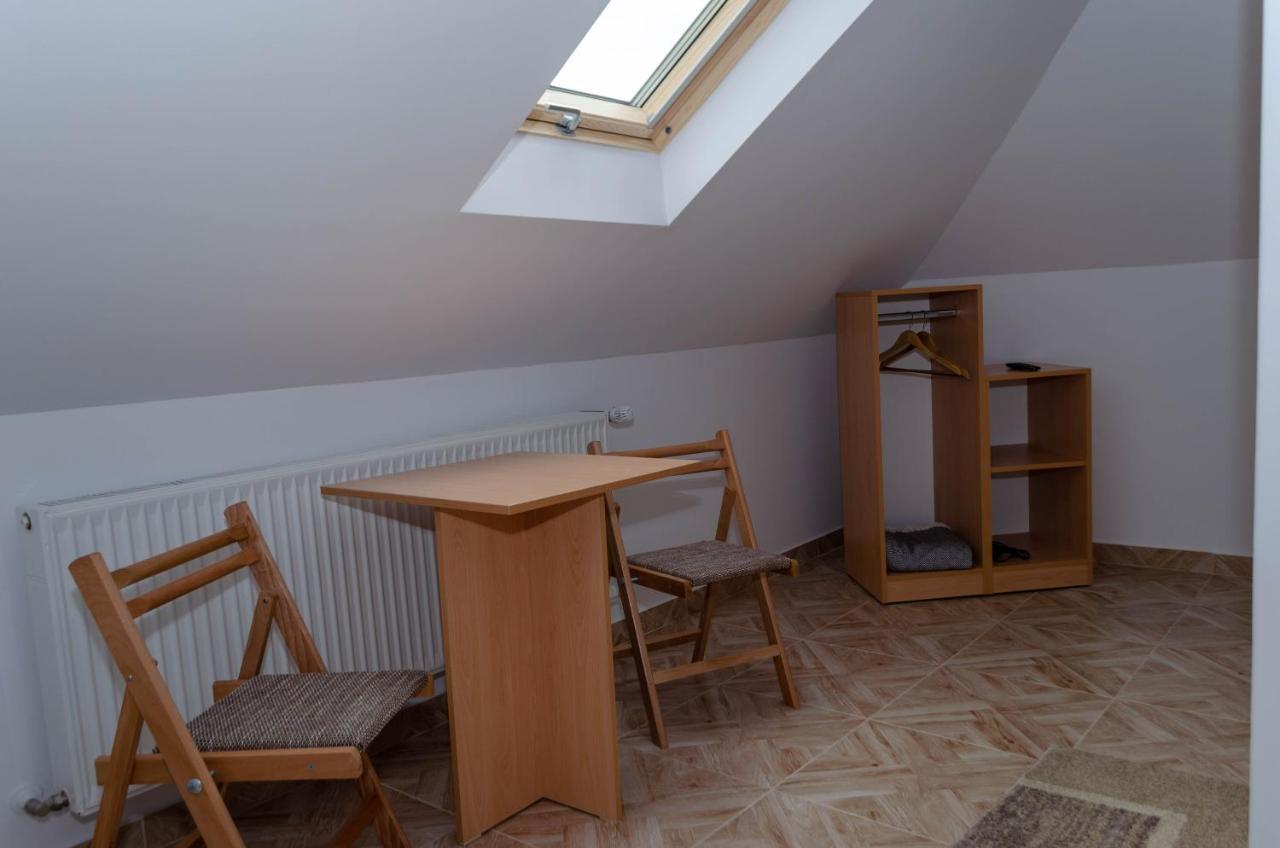 Appartement Mansarda Mica Cu Baie Proprie à Cluj-Napoca Extérieur photo
